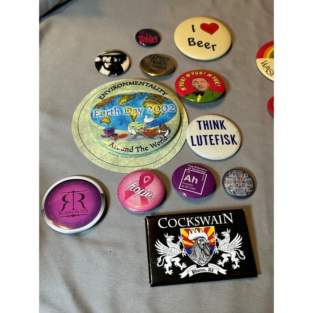 Large Lot of Vintage and Newer Buttons / Pins - Picture 6 of 6